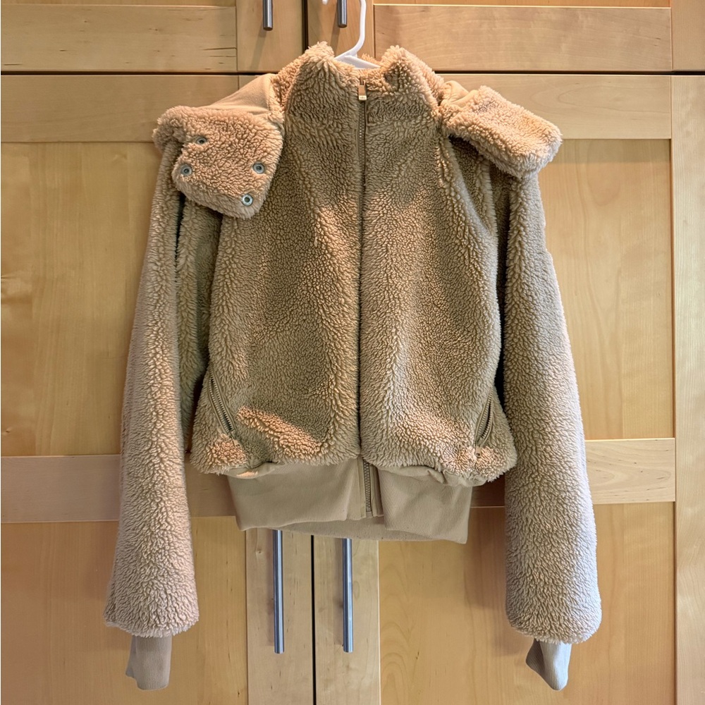 Alo Foxy Sherpa Jacket in XS